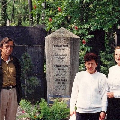 1990. Con Carlos Trías y María Victoria Atencia. Sepultura de F. Kafka, Praga